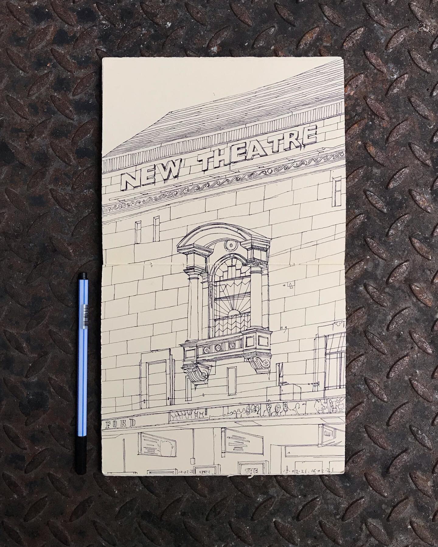 I started this drawing on my lunch break on Monday and decided to call it a day on my lunch break today. Drawing from the doorway of a closed down pub I got immersed in the grand window/arched balcony of the @newtheatreoxford. The perspective is all 