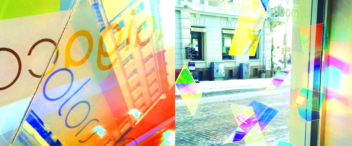 6.-10.1.2016 LUX HELSINKI - KOLME RATKAISEVAA SEKUNTIA Taiga Colors Helsinki Torikorttelit, Uschakoffin talo Unioninkatu 28, Helsinki Joka päivä pimeän aikaan Valotaideteos syntyy Taiga Colors -liikkeen ikkunoihin ja julkisivuun. Tutkimusten mukaan näyteikkunalla on 1–3 sekuntia aikaa vangita ohikulkijan kiinnostus. Teos pohtii, miten valotaidetta voitaisiin hyödyntää uudella tavalla liikkeiden näyteikkunoissa ja niiden edustalla. Teoksessa Taiga Colorsin tuotekonseptin värimaailma toistuu valoteoksen sävyissä. Teosta on toteuttamassa mm. Suomen WSP:n Design Studion valaistussuunnittelija Mia Erlin. Teosta tukee Nylund Group / Meyer Lighting. Taiga Colors on Lux Helsingin aikaan poikkeuksellisesti auki päivittäin kello 10-20, paitsi loppiaisena 6.1. ja sunnuntaina 10.1. kello 12-20. Tapahtuman ajan liikkeessä sijaitsee myös pieni popup-kahvila, jonka valikoimissa on mm. espressoa, lämmintä glögiä ja Rawa Food and Cateringin suussa sulavia raakakakkuja ♥ VOITA TAIGA COLORS -LAHJAKORTTI Taiga Colors arpoo 100 euron lahjakortin kaikkien Taiga Colorsin Lux Helsinki -ikkunoista valokuvan ottaneiden ja kuvan Instagrammissa, Facebookissa tai Twitterissä jakaneiden kesken. Kuvassa on käytettävä ainakin hastageja #LuxHelsinki ja #TaigaColors. Kuva voi olla esimerkiksi lähikuva, yleiskuva tai heijastuma Kolme Ratkaisevaa Sekuntia -teoksesta. Muistathan pyytää luvan kuvaamiseen, jos kuvassa esiintyy muita ihmisiä! Teos toimii mainiosti myös päiväsaikaan, ja näyttää erilaiselta sisä- ja ulkopuolelta. Kilpailu on voimassa 6.-10.1.2016. Voittaja arvotaan viikolla 2.
