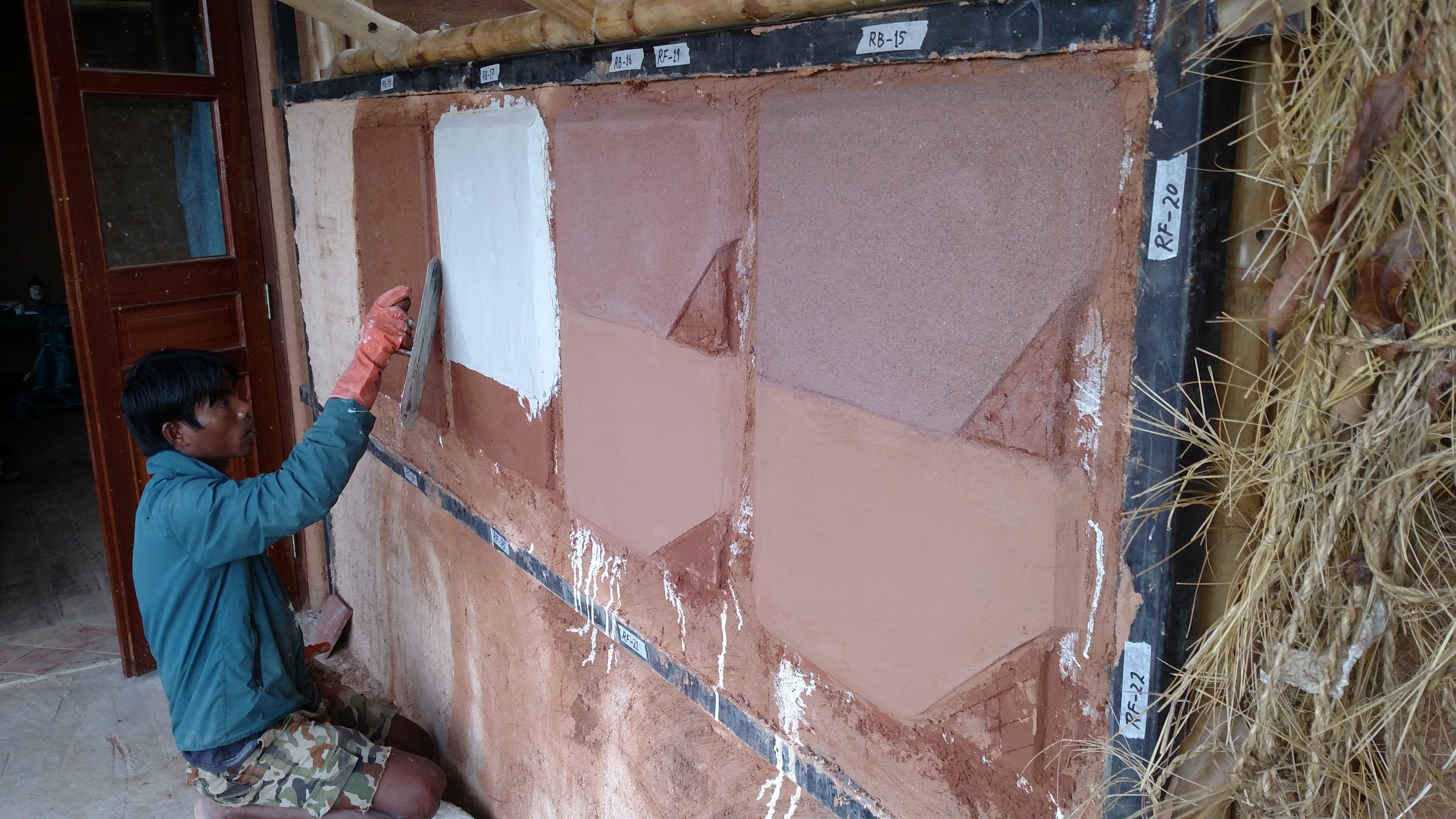 Plaster trials with lime and coloured clays