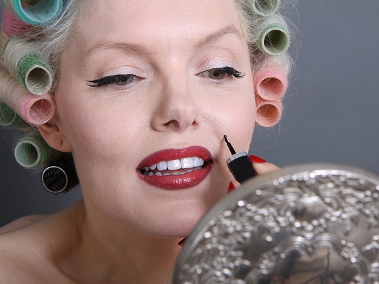 Shot of Marilyn tribute artist Suzie Kennedy’s beauty tutorials in The Little Book of Marilyn