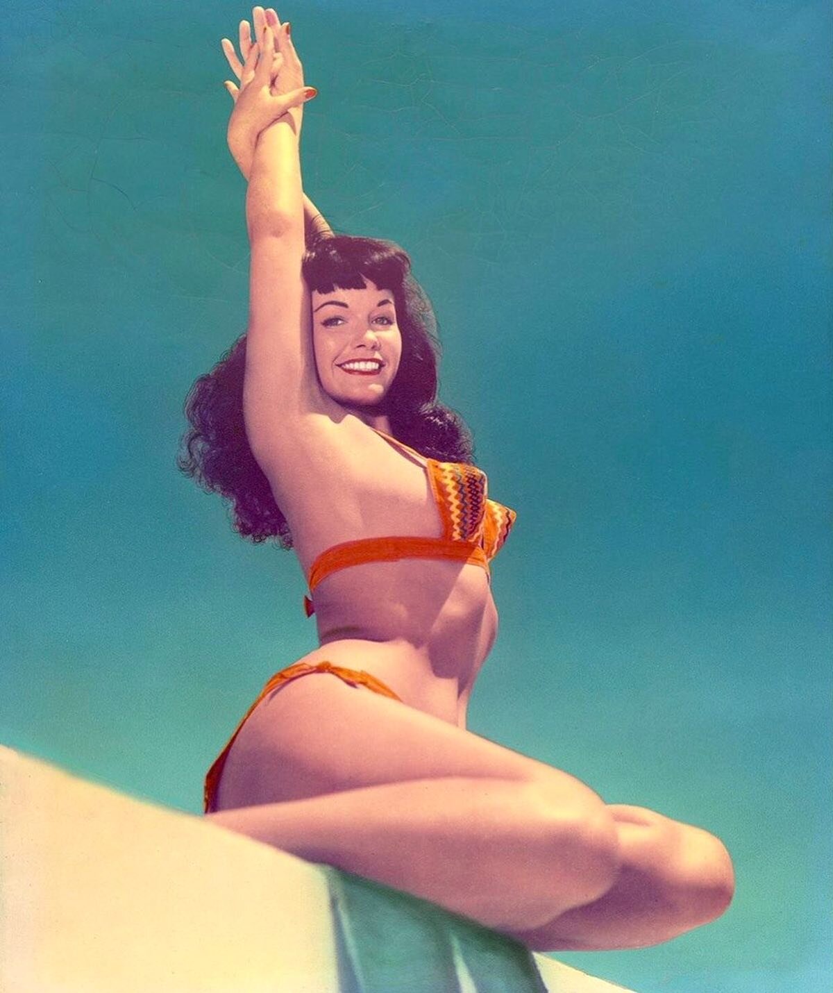💥 Keep reaching for freedom!! ✨Happy Fourth, y&rsquo;all! 💕

#bettiepage #pinup #bunnyyeager #fitness #pinupgirl #1950s