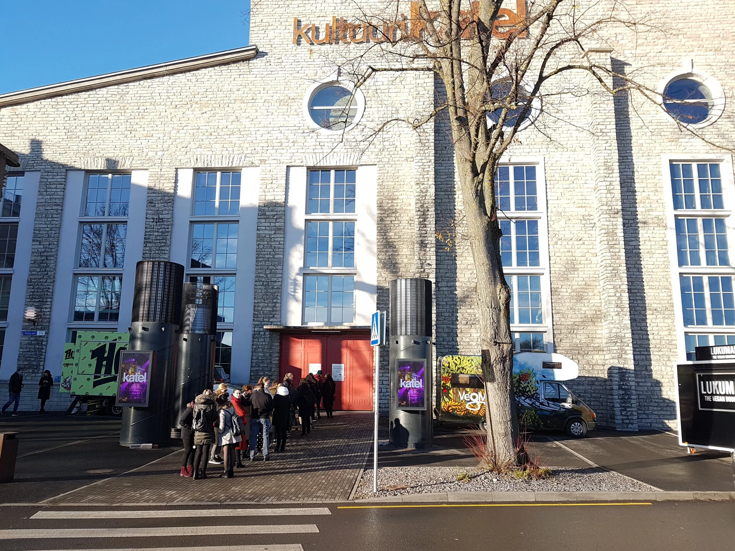 Tublid veganid peasissepääsu juures.