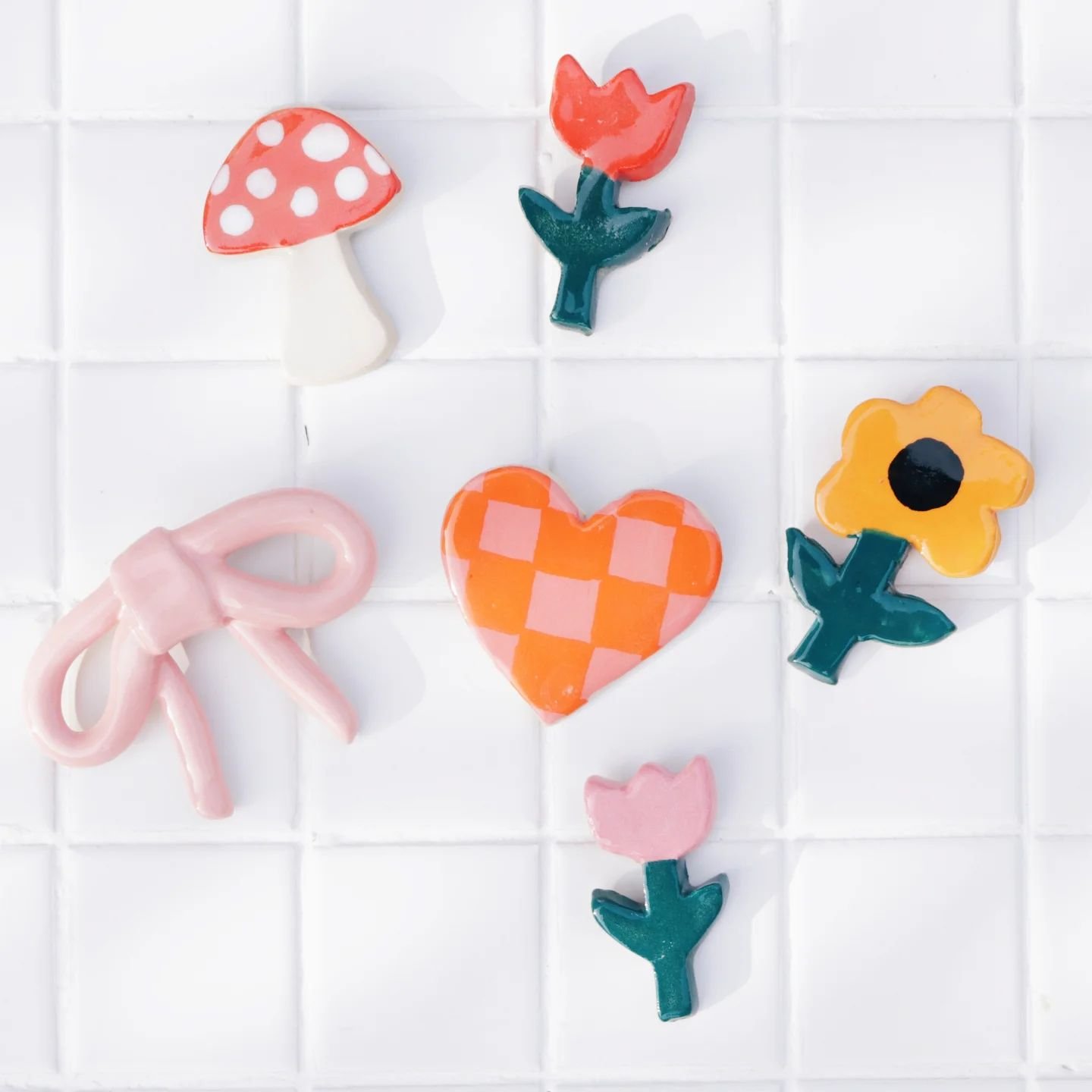 Little giftables now in shop, including these colouful magnets and trinket dishes. 🎁🎁
.
.
.
.
#ceramicstudio #ceramicmagets #holidaygifting #handmadeceramics #handmadegifts #colourfuldecor