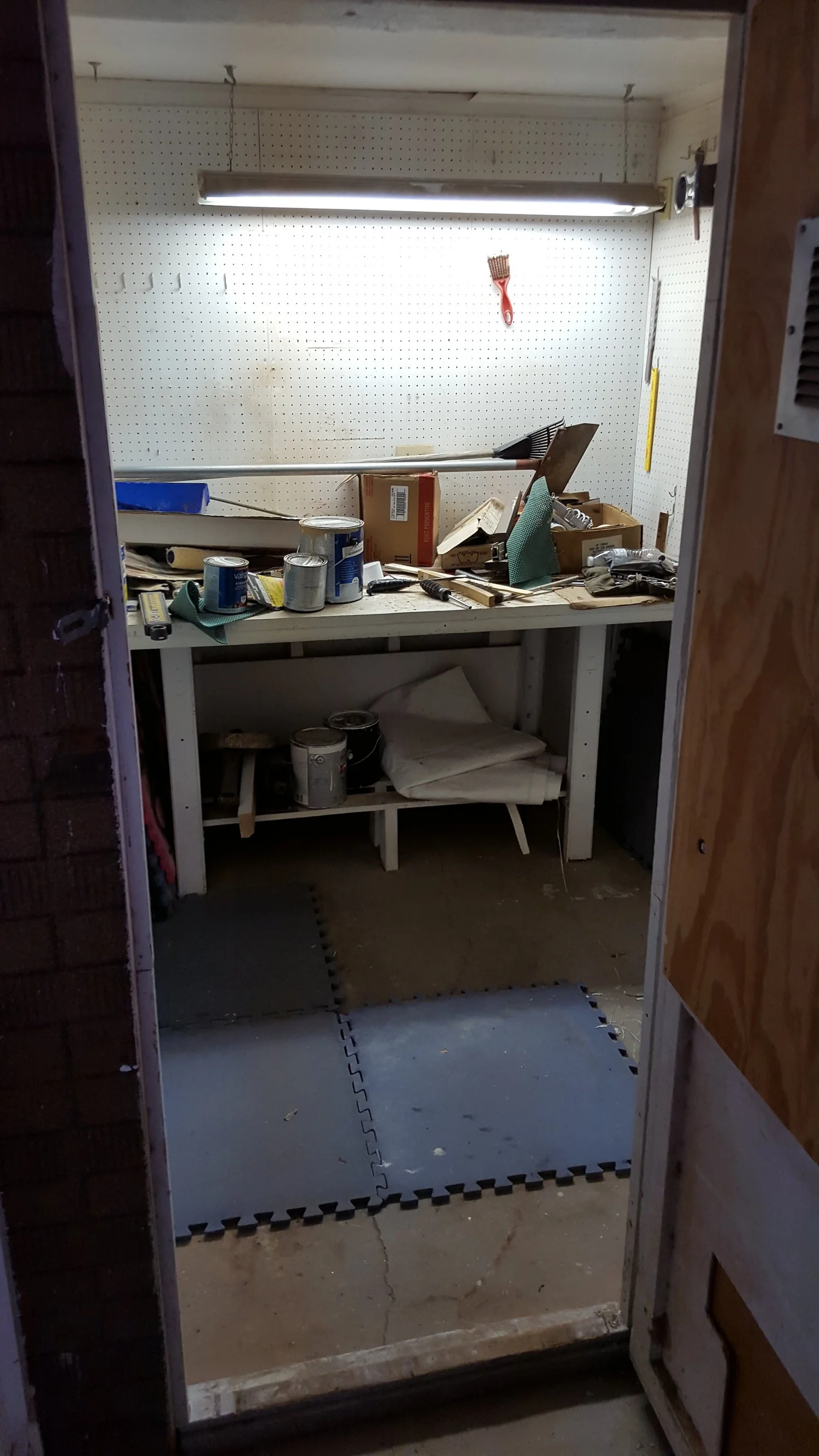 Storage room/workshop located under the car port