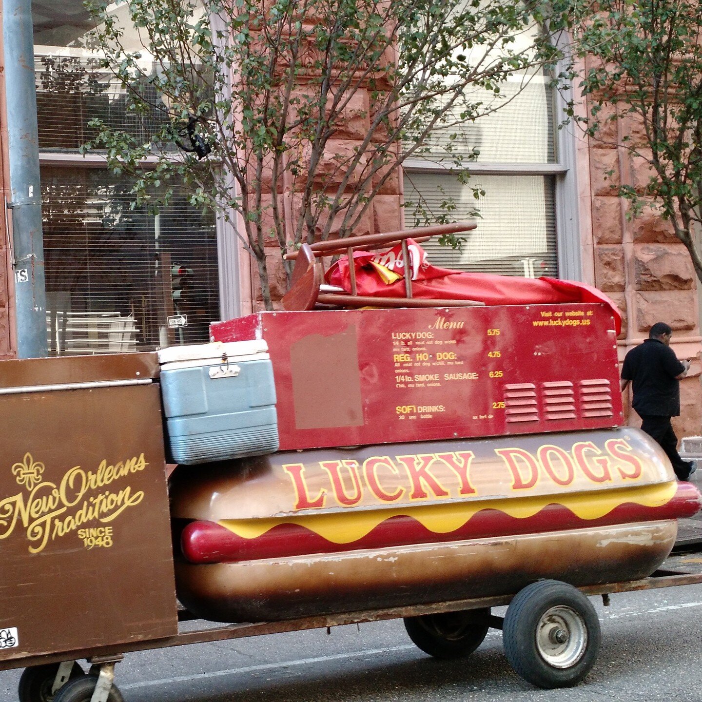 New Orleans 'Lucky Dogs' have a proven record-over 21 million hot dogs sold during the past fifty years.

#neworleans #frenchquarter #hotdog #streetfood