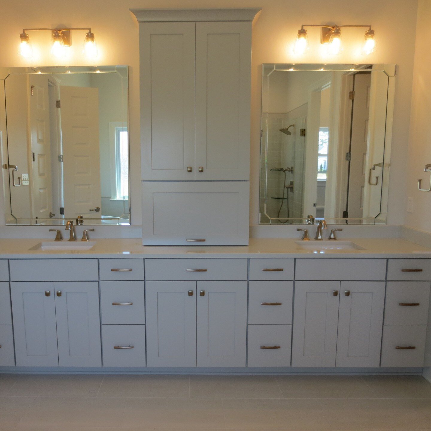 Storage is not a problem in this Master Bathroom design by @pambordelon_designpro

#masterbathroom #design #interiordesign