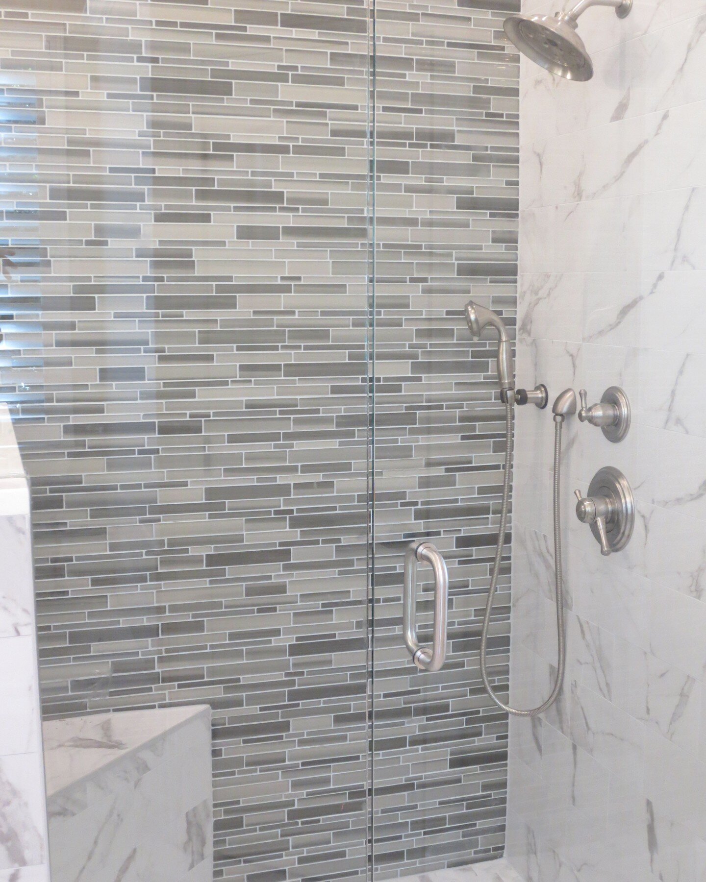 @pambordelon_designpro walk-in shower tile design idea...

#interiordesign #bathroomdesign #tile #designinspiration