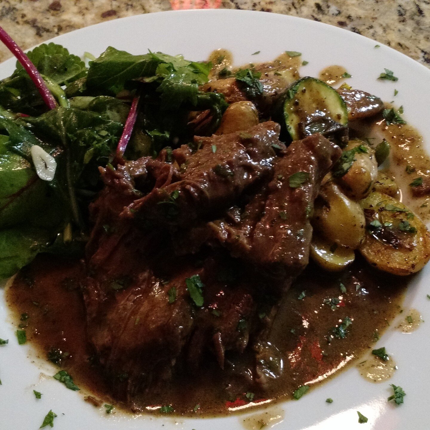 Braised sirloin roast with &Eacute;talon's Creole Spice Mix, Yukon potatoes and salad.

#neworleans #roast #potatoes #salad