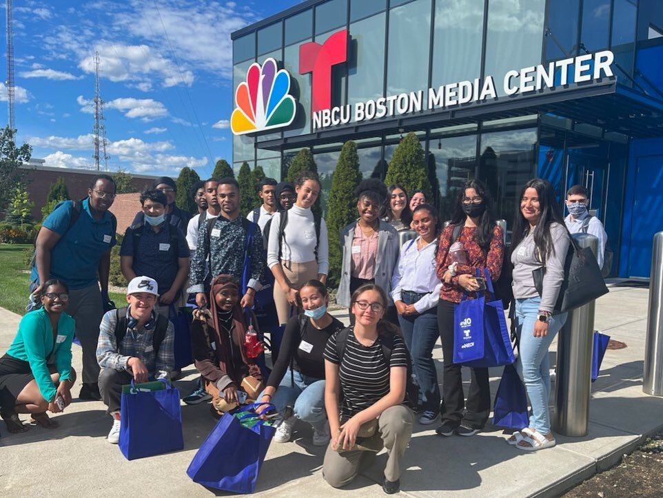 Last week, our students had the opportunity to intern at @nbcuniversal for the 3rd annual Media Fellows Program. Students toured the NBCU media center, worked on real world case studies, practiced their news anchor skills, and presented their final p