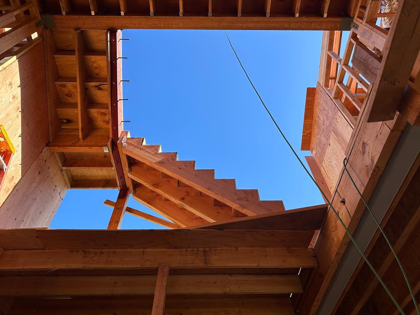 Stairway to heaven ✨ ✨ 
Looking up at the three-story atrium in our Mar Vista House. Stairway to the roof deck is taking shape!
.
.
.
.
.
#appelarchitecture #design #stair #architecture #wip #marvista #socal #la #losangeles #modernarchitecture #roofd