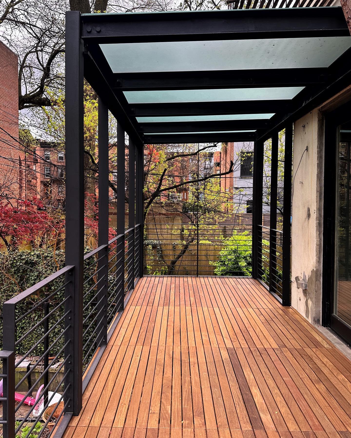 Designed to be used year round, springtime in Brooklyn looks even better from the glass covered deck at our Cobble Hill Brownstone. 🌸 🌷 🌺 
.
.
.
.
.
#appelarchitecture #design #architecture #renovation #outdoorliving #brownstone #cobblehill #nyc #