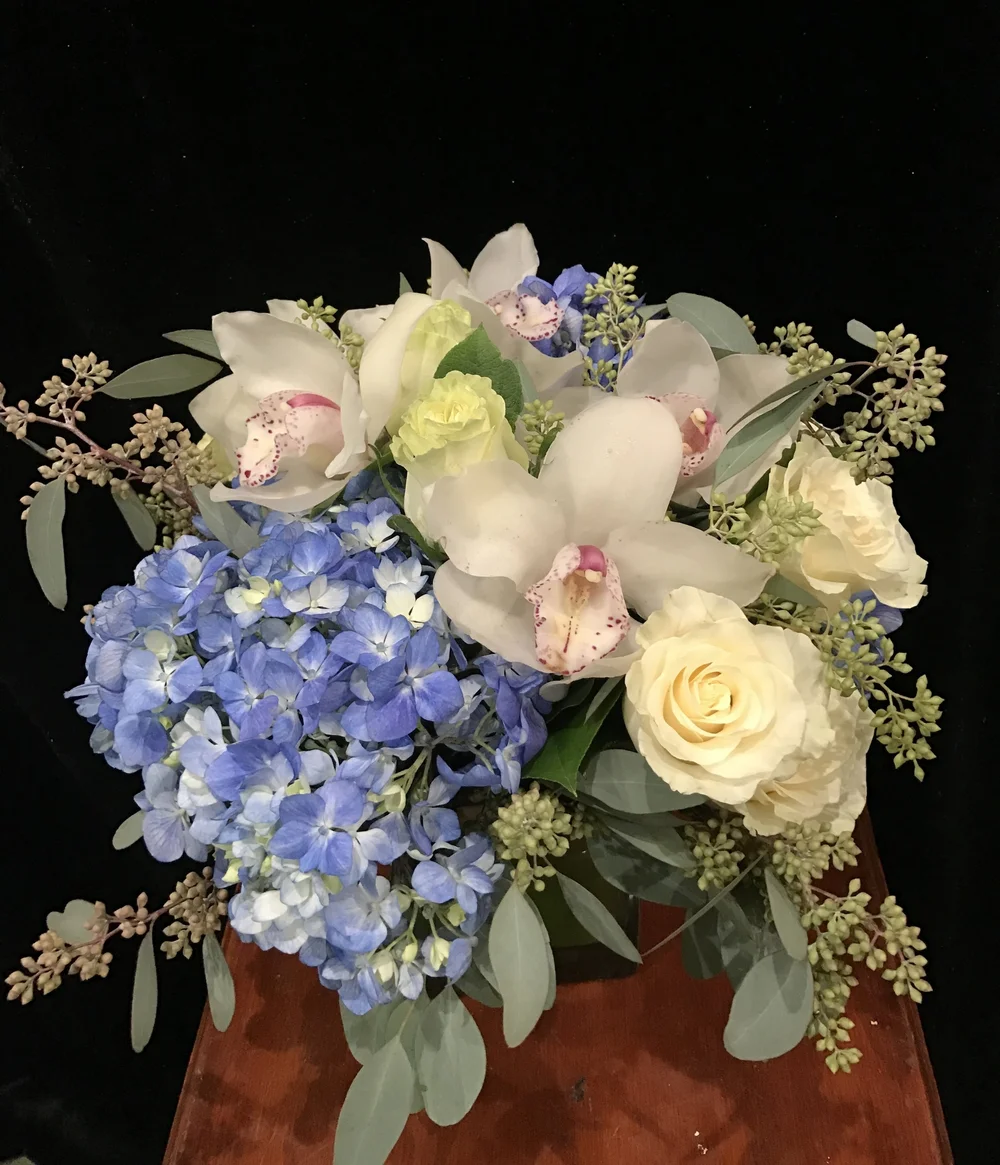 blue-hydrangea-white-rose-bouquet