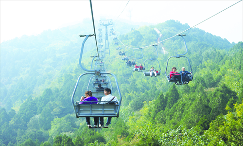 The serenity of a cable car ride up the mountain is only disturbed by the occasional blaring of Mandopop from passing visitors' cellphones. Photo: Tom Fearon/GT
