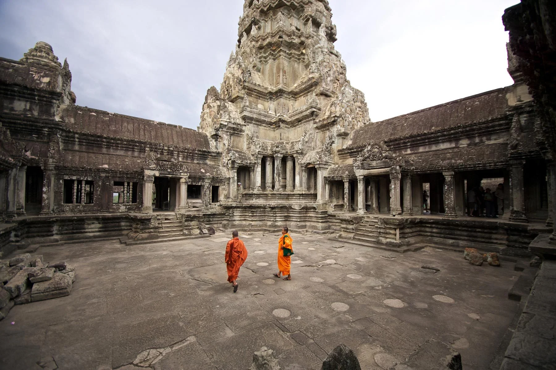 32_1angkor_wat_monks.jpg