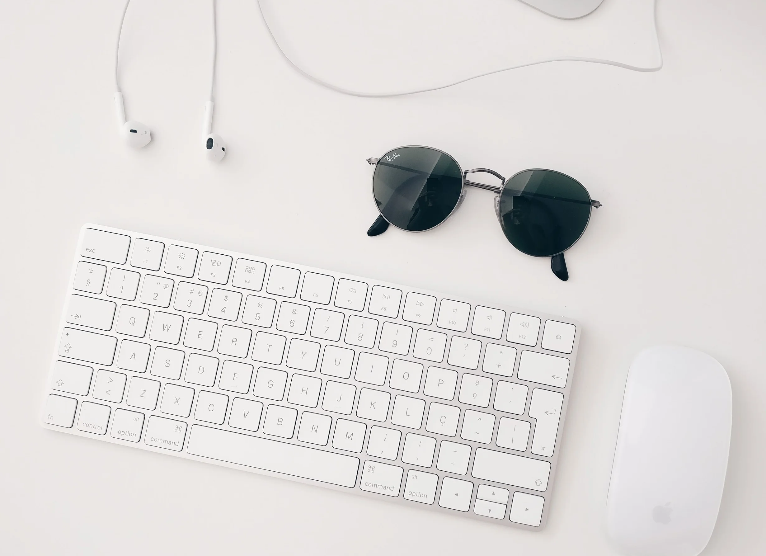 keyboard-workspace-headphones-mouse-glasses