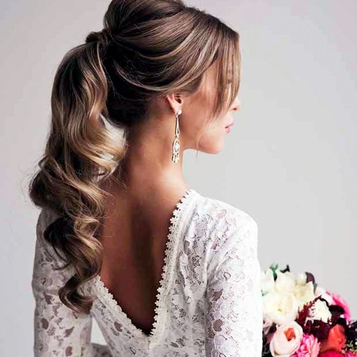 I love this simple take on a pony tail. The bouncy curls ooze elegance and subtly!