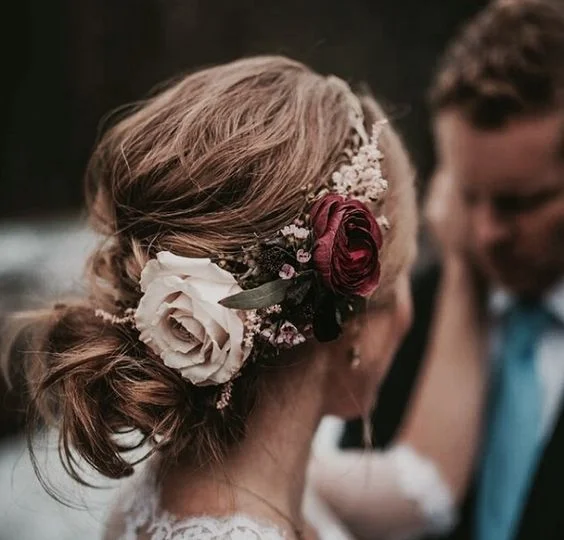 Loving the romance and simplicity that you can feel from this style, the colours, the flower placement, it really is beautiful.