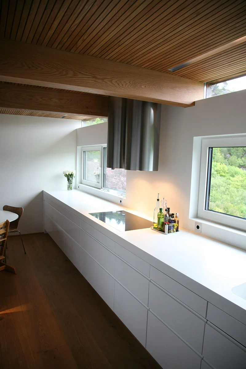Corian-på-kjøkkenbenk-og-vegg.jpg