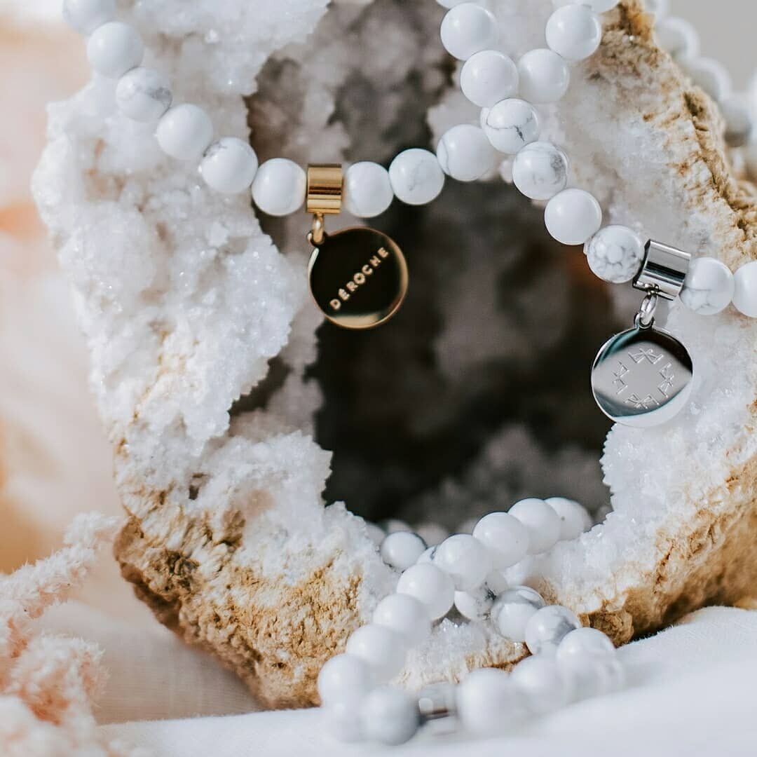 The charming and delicate, Howlite bracelet by @deroche.co ✨
​Howlite's attributes include: Patience, Peace, Focus; a wisdom and enlightenment encouraging empathy and tenderness towards others. What a lovely meaning behind a beautifully made gift 🤍