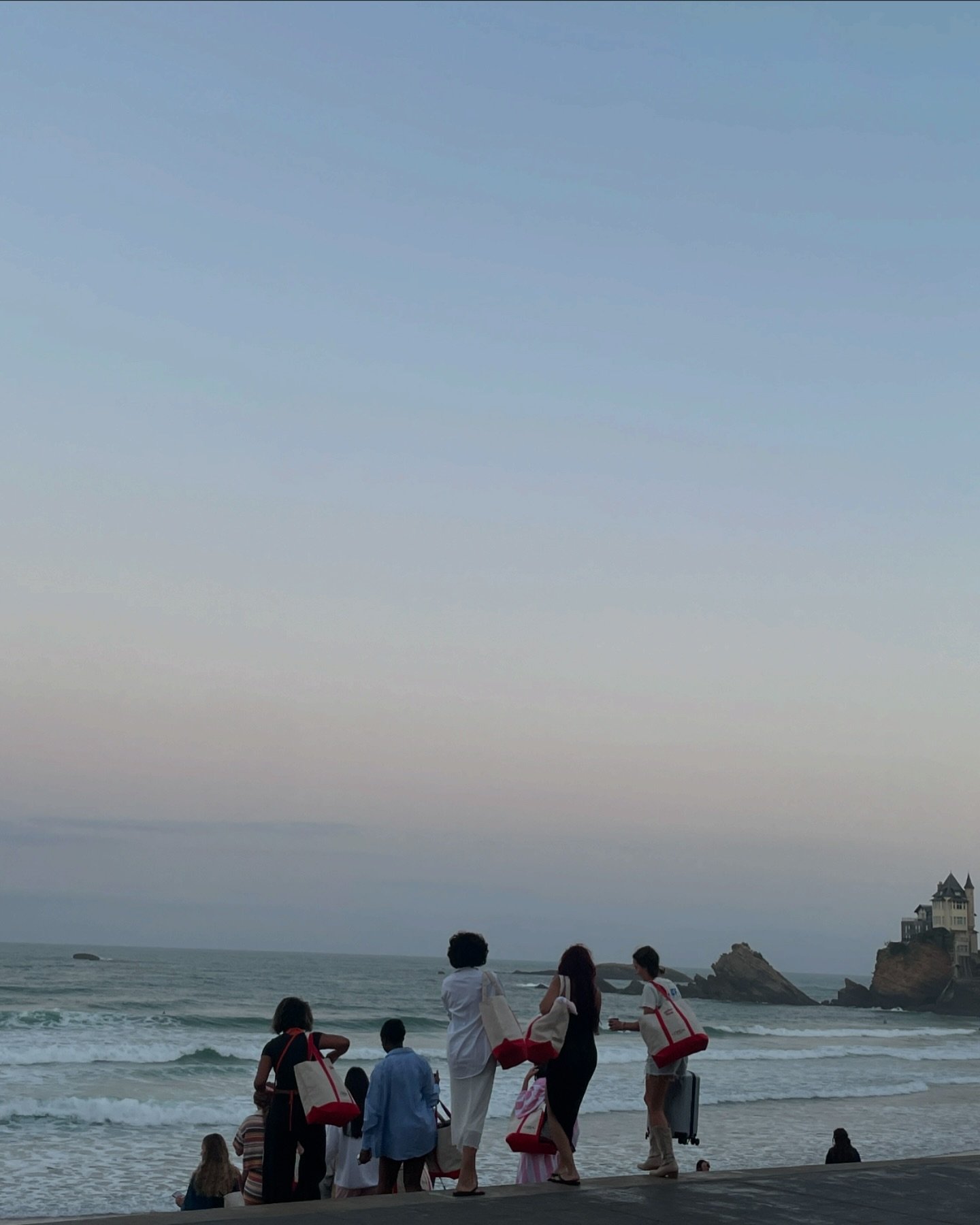 @lorealparis takes Biarritz 🏄&zwj;♀️✨🧜&zwj;♀️💕 

#biarritz #skin #basquecountry #surftrip #makeup #travelphotography #aestheticedits #hair #lorealparis