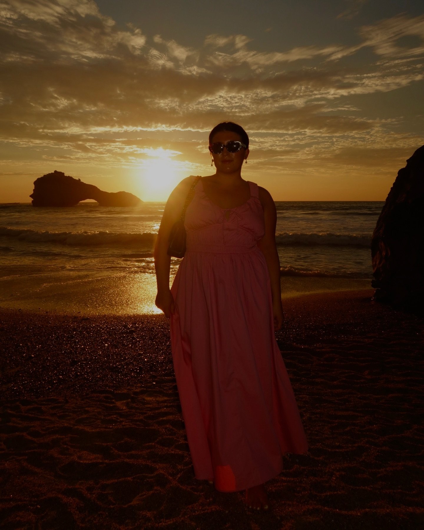 🩷🌅✨

#fashionstyle #styleinspo #styleoftheday #sunset #sunsetbeach #goldenhour #aesthetics #ootd #pinkaesthetic #pinksky