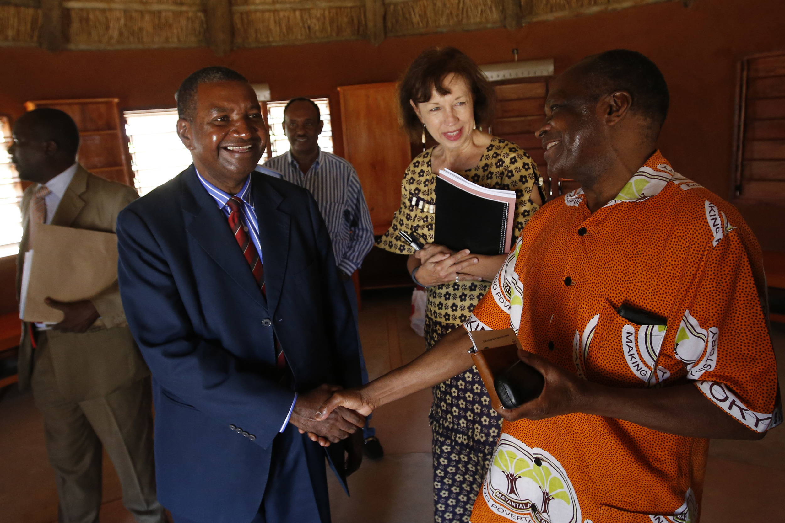 mumuni-o-mark-handshake.jpg