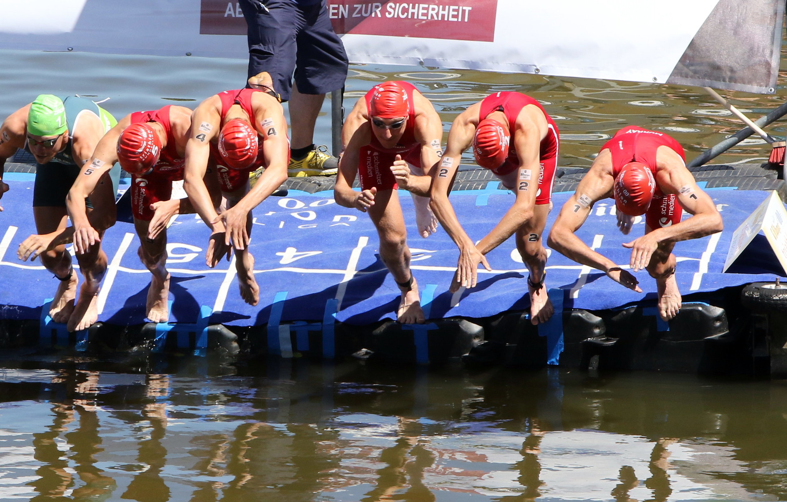 2018-07-01_Triathlon Düsseldorf Schwimmstart Herren-THW.JPG