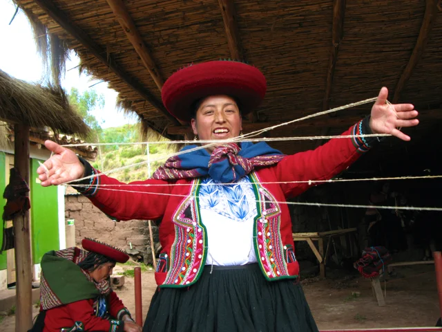 Peru+Sacred+Valley+Quechua+woman+crossing+wool+in+Cuper+Bajo+weaving+village+IMG_7769+2.jpg