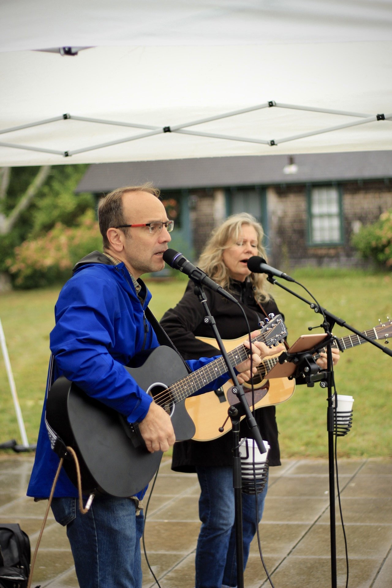 The Louise Adams Acoustic Duo performs.