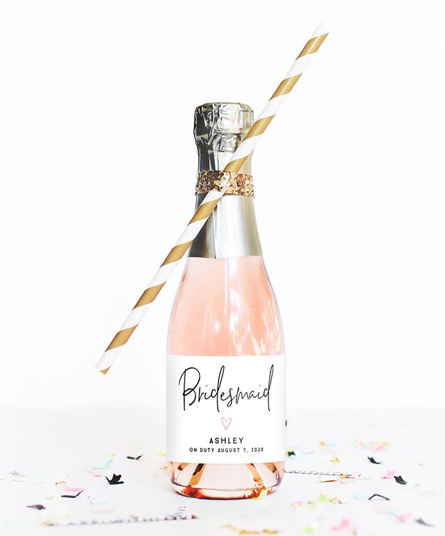 Every bride needs her tribe! 👯&zwj;♀️Pop the question to your besties with our mini champagne labels. They also work great on mini bottles of wine and make a sweet addition to your bridesmaid proposal boxes. 💕💍🥂