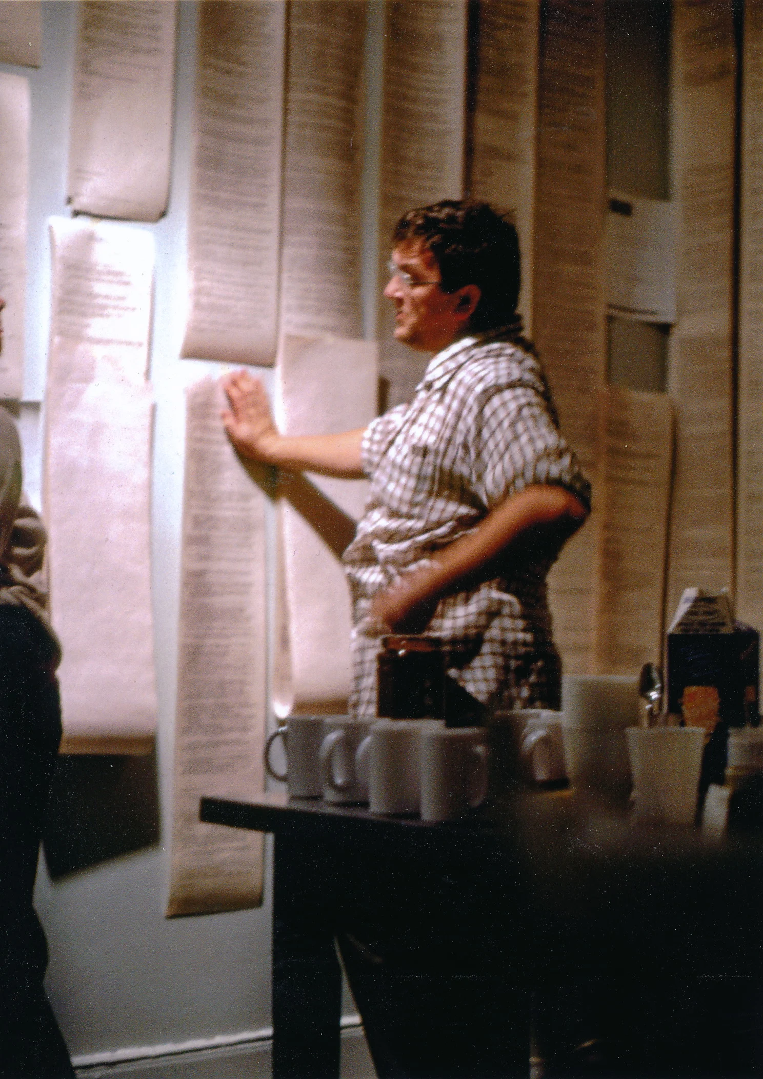 Yvon Gallant devant l'installation des rouleaux imprimés de conversations sur le téléscripteur. 