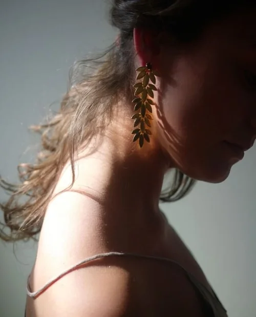 We love the sun.
Feather Cascade Earrings, Yellow Gold plated with Natural Gemstones.
Beautiful Fanny is wearing a Linen Dress by WeBandits.
#eambrandisjewellery #eambrandis #handmadejewellery #silvergoldplated #designfromaustria #delicatejewel