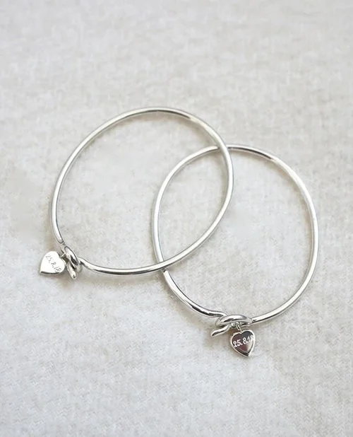 Yes! We manufacture special customized pieces of jewellery for you 💗 Just get in touch and tell us about the object of your dreams!
Stunning Silver Bangles for the Brides Maids with swinging, engraved hearts.
#eambrandisjewellery #eambrandis