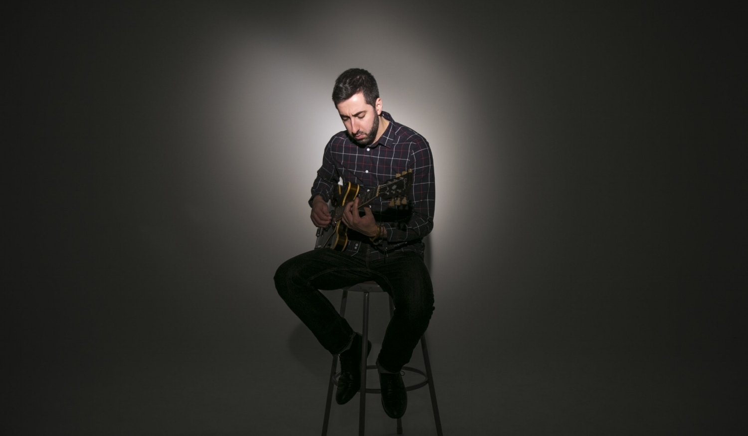 Guitarist Steve Bilodeau. Photo by Danielle Tolson.