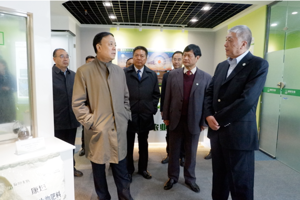 Mr. Weihua Wu, Vice Chairman of the National People's Congress (front row left) at the Kiwa's headquarter in Yangling to learn more about the current agriculture situation and the development of the company.
