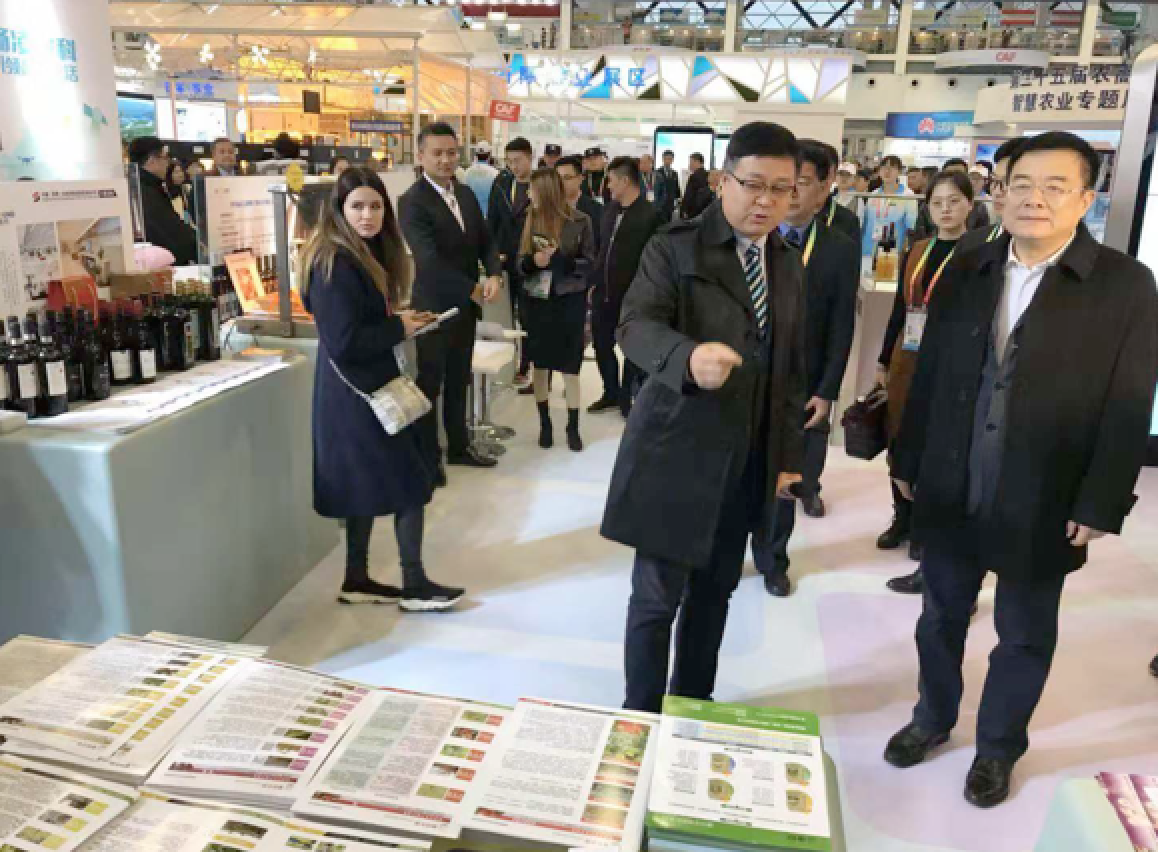 Mr. Gui Liang (first right), member of the Standing Committee of Shaanxi Provincial Party Committee and executive deputy governor, visited Kiwa's booth.