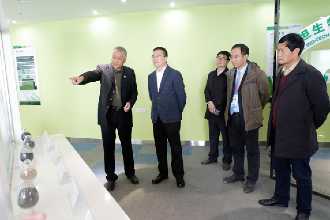 Mr. Wang Gang, Deputy Director of Shaanxi Provincial Free Trade Office ( second left ) , visited the Kiwa's headquarter in Yangling.