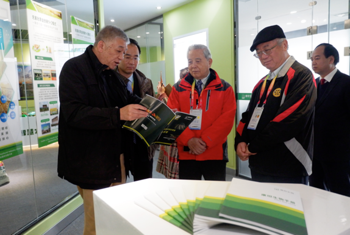 Mr. Baoji Chen, former Chairman of Taiwan's Agricultural Committee and Professor of Taiwan University ( second right), and Mr. Wenxi Wu, Member of the International Society of Plant Pathology and former Dean of Agricultural College of Taiwan University ( front row, center) , visited the Kiwa's headquarter in Yangling.