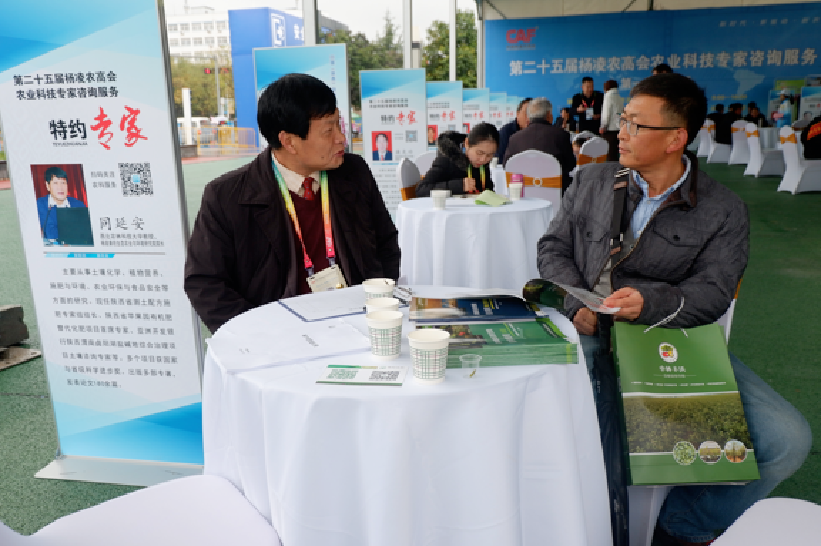 Participants are learning about Kiwa's agricultural innovation model and bio-technological products at Kiwa's booth.