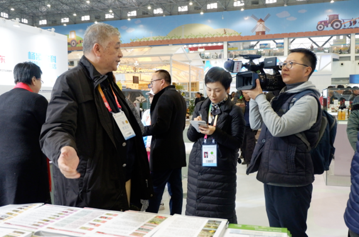 Mr. Li ( first left ), the founder of Kiwa is having an interview with reporters from Agriculture and Forestry TV.