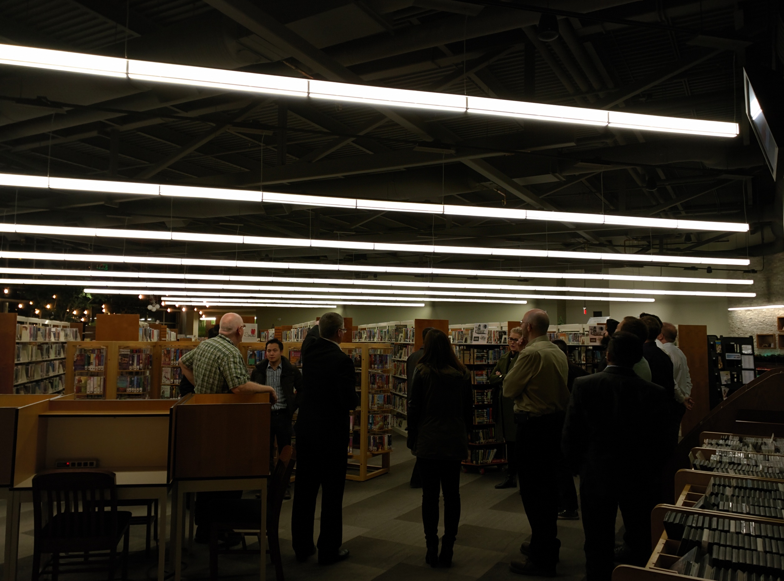 Fluxwerx LED lighting arranged in rows diagonally to the room.