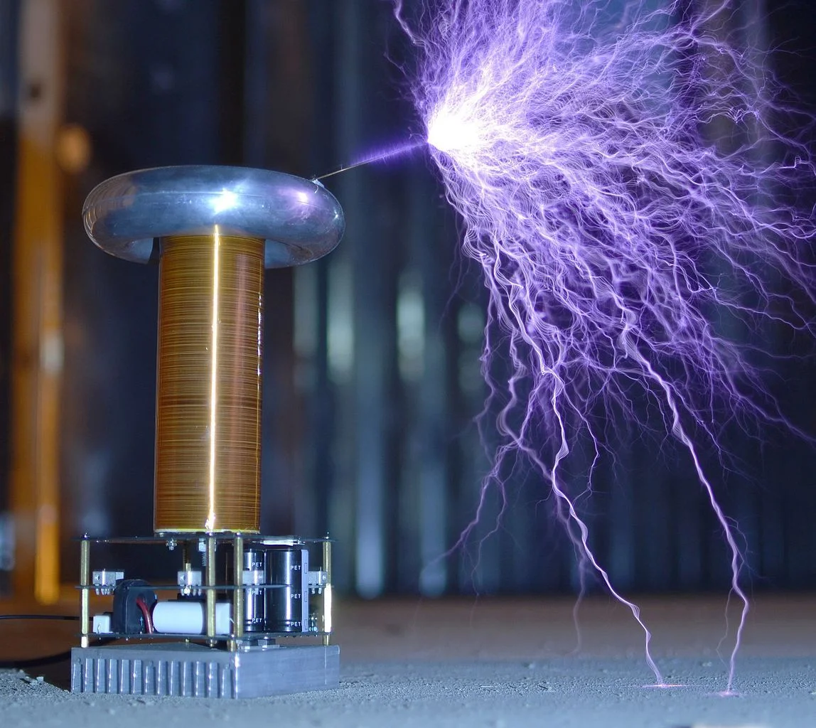 Solid state DRSSTC Tesla coil with pointed wire attached to toroid to produce brush discharge
