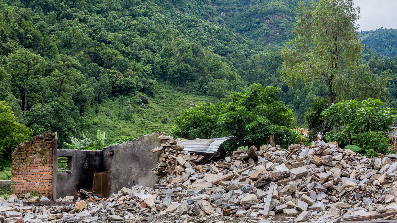 Abandoned ruins on the way to Baluwa.