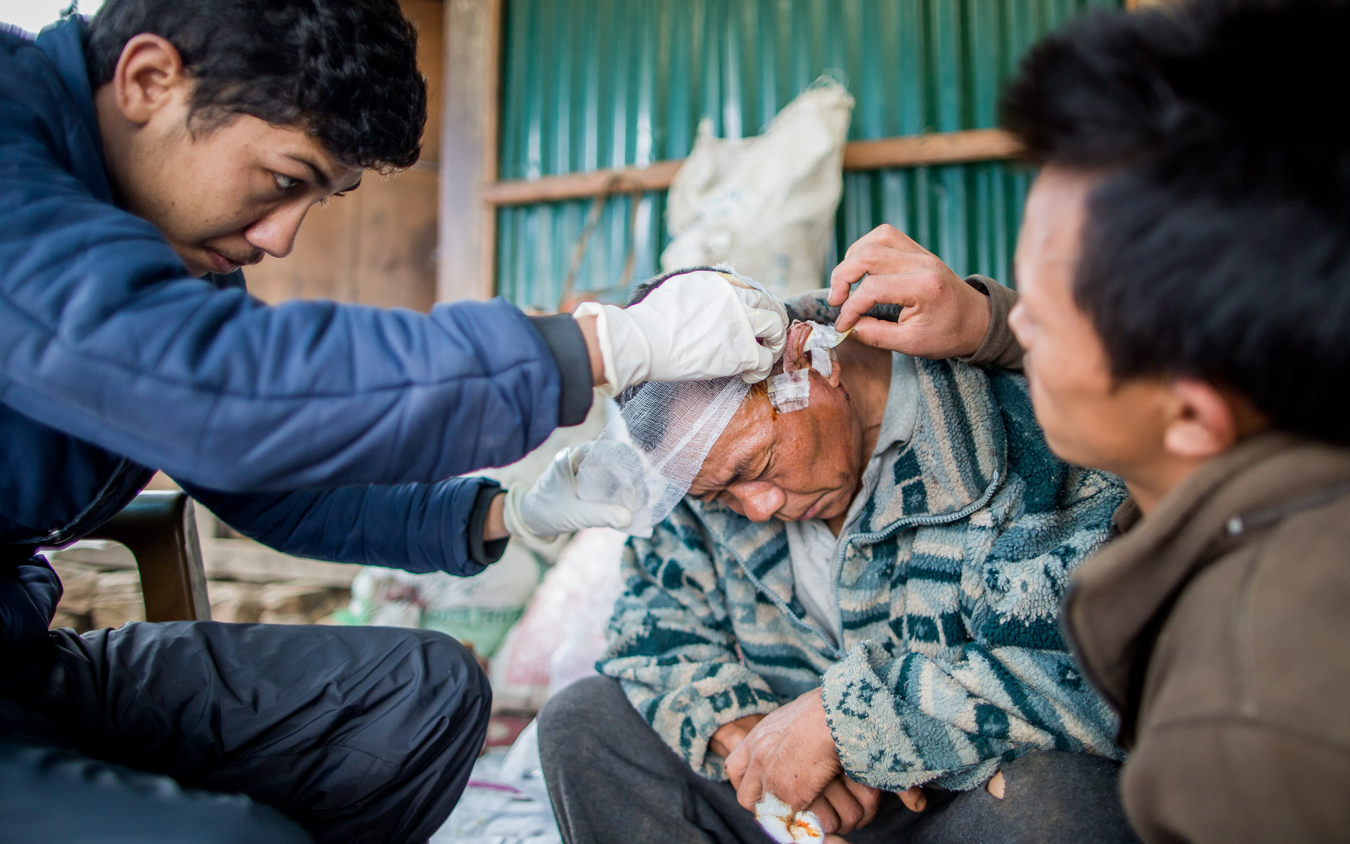  Replacing the bandage after cleaning the wounds. 