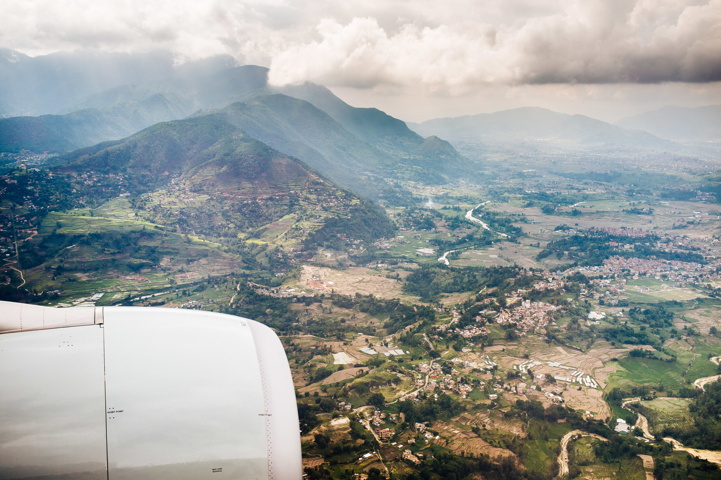 De aankomst per vliegtuig biedt een prachtig uitzicht over de Kathmandu vallei en de rondom gelegen bergen.