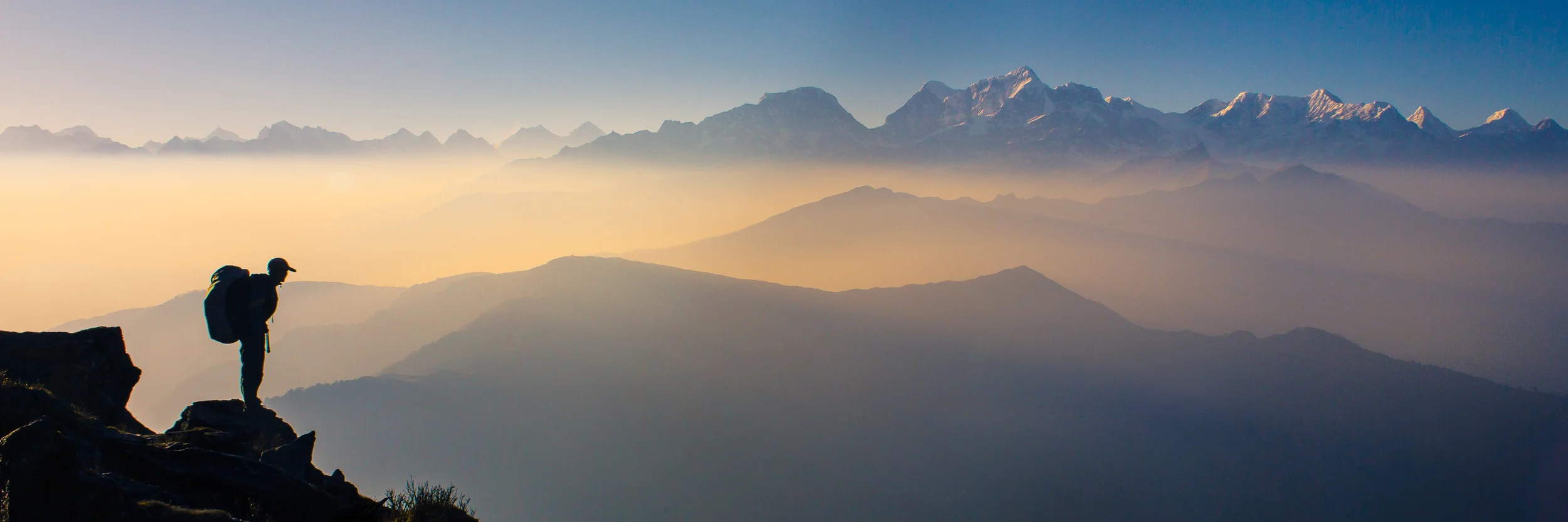 Zonsopkomst met het uitzicht op het Himalaya gebergte van het Mount Everest gebied.