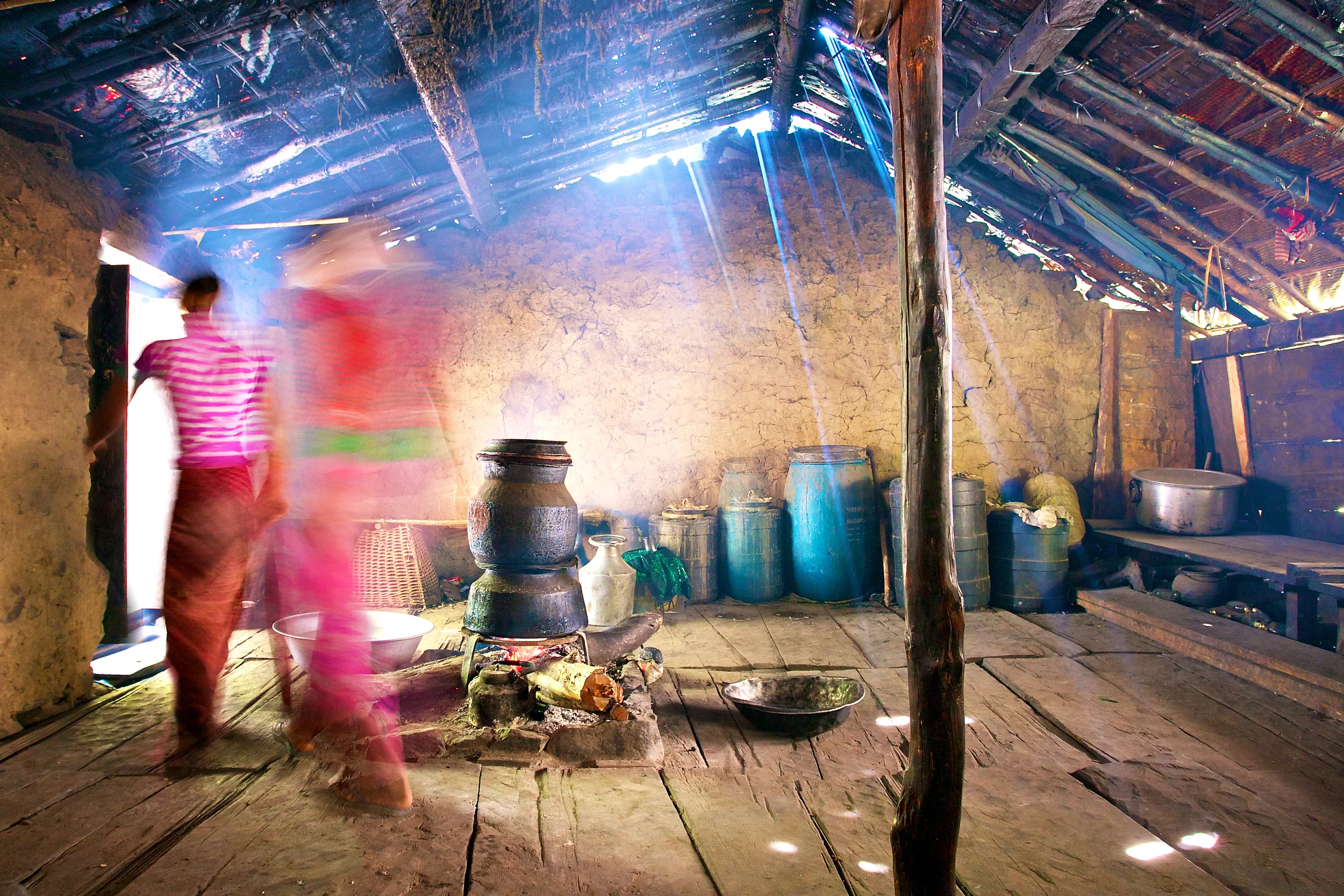 Een traditionele keuken waar de potten op het vuur staan om de lokale traditionele wijn te maken.