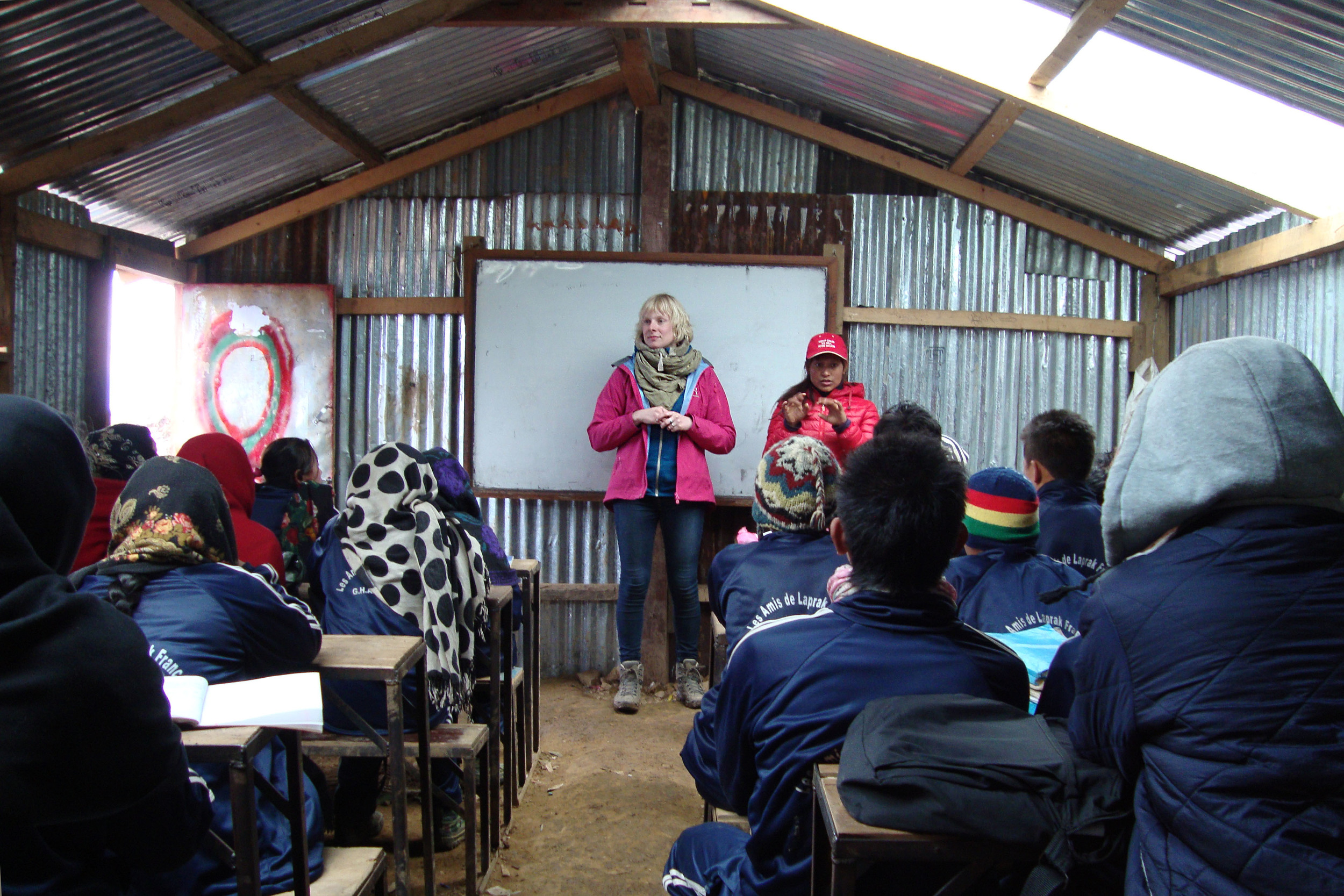 * EHBO-les aan één van de klassen in de tijdelijke school in Gupsi Pakha, Laprak