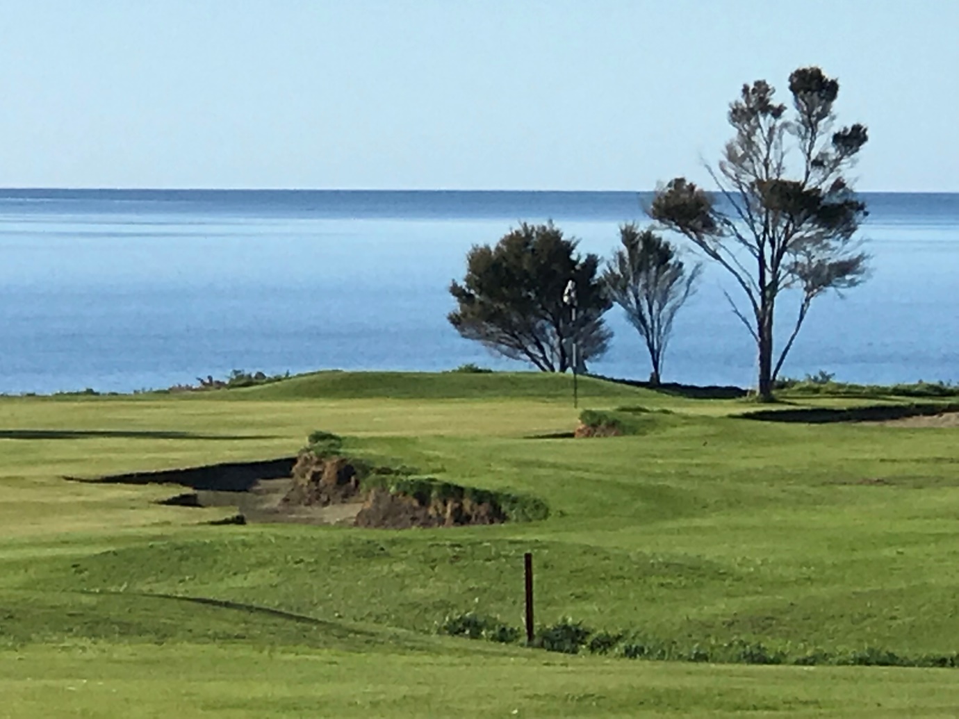 The easy green – no problem at all apart from the 40m long bunker and the cliff behind…