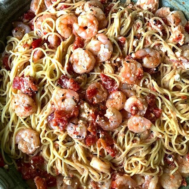 Lunch date at my house! Thrilled to make my friend Janet&rsquo;s recipe for this week&rsquo;s 20 Questions blog post. It&rsquo;s great to have some one on one visits, this one al fresco😎
This tangle of al dente pasta with shrimp in a tomato feta sau